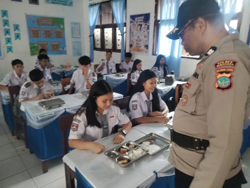Polres Minahasa Dukung Program Pembagian Makanan Bergizi Gratis Untuk Pelajar Di Tompaso Raya